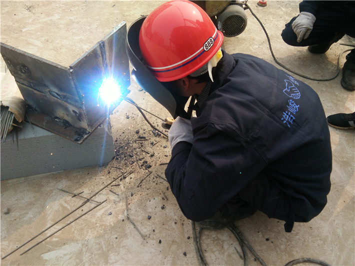 若想競賽美名成，且看焊工展技能